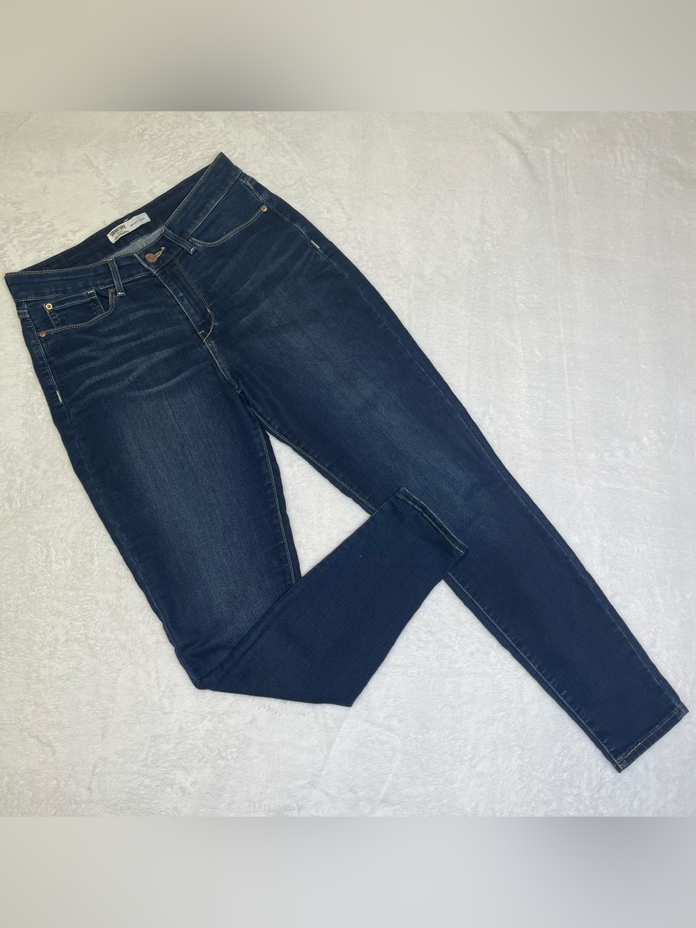 Signature Gold Levi Strauss Women’s Mid-Rise Skinny Jeans Dark Wash 8M W29 L30